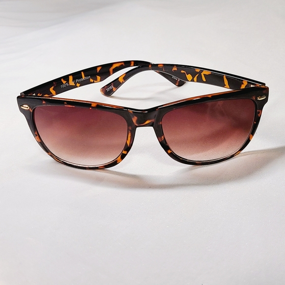 Wayfarer Style Tortoise Shell Sunglasses with Gradient Tint - Picture 3 of 6